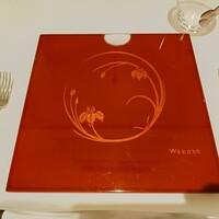 Wakana ～和奏～ - ▷最初のみ置かれていたプレート説明
                    最初にテーブル上にセットされていた
                    漆塗りのプレートはシェフの地元である
                    三重県の「県の花」の
                    ハナショウブがモチーフの図柄となっている
                    との説明があった