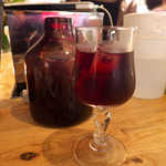ドゥー・クルール - 赤のサングリア（￥594）。グレープフルーツ・ベリー類を漬け込んだ、人気の一品