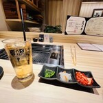 燒肉割烹 YP流 西心齋橋店 - 預約吧台，舉杯慶祝薑汁汽水。