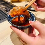 燒肉割烹 YP流 西心齋橋店 - 特上牛肉只需炙烤10秒，便可浸入生蛋中。美味到令人驚艷、無法自拔。