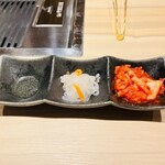 燒肉割烹 YP流 西心齋橋店 - ほうれん草のナムル、大根の酢の物、キムチ