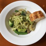 イルパッソ - 料理写真:「Aランチ エビと旬野菜のジェノベーゼ」1,480円税込み♫