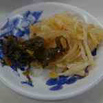 天ぷらのひらお - 席横の無料食べ放題の瓶に入ったおかず類も美味しかったので、ごはんがススムくんに变化しそうでしたが
      まだメインの天ぷらが目の前に無いので気分を抑えて待っていると