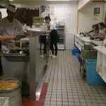 天ぷらのひらお - 天ぷらひらお天神店は、この字のカウンター席の中に広々とした厨房が中央に置かれたお店で