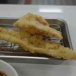 天ぷらのひらお - 大きめな穴子天は、中はじゅわっと美味しく衣はサクサク
      とり天は衣は穴子天と同じようにサクサクで、中は程よい汁気を感じられるジューシーな仕上がりです。