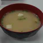 天ぷらのひらお - 味噌汁は味噌の味よりも出汁が効いて美味しいです。