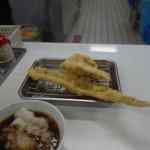 天ぷらのひらお - まずはあなごの天ぷらととり天が目の前に運ばれてきました。