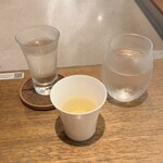 Hitoshinaya - 左・日本酒70ml、真ん中・だし汁、右・お水