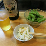 鉄板焼き なお - 瓶ビール(600円)と枝豆(400円)