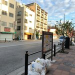 青木屋 - 2つ目の信号まで直進　通り沿いに出されたゴミ袋をカラスが突いています