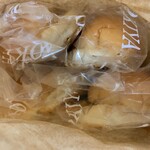 青木屋 - 紙袋の中に詰め込まれたコッペパン4個