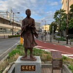 青木屋 - 西口ロータリー脇にある松尾芭蕉像