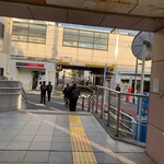 青木屋 - 左に進んでJR・つくばエクスプレス南千住駅西口へ