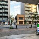 青木屋 - 通り抜けたら右へ