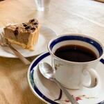 カフェ パンセ - コーヒーは中煎りチョイスでも苦め　粉も混じっていました。次は紅茶にしてみようかな