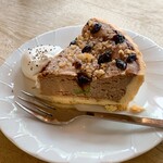 カフェ パンセ - モカチーズとアボカドのタルト　アボカドって甘いお料理とも合うんですね　チーズが繋いでくれるのかな　タルト生地はさっくり　他のもいただきにいきたい。ただつねに混んでいるようですね