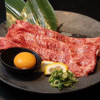 旨味と甘みがとろけ出す「和牛炙りすき焼き」がおすすめ！