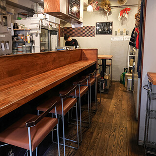 自然と会話が生まれるカウンター中心の空間。中目黒の気軽な酒場