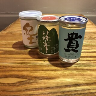 カップ酒約15種類。料理に合わせて選べる日本酒