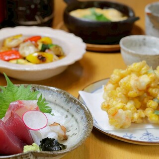 濃いめの出汁で味わう、地元食材を活かした四季折々の料理