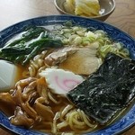 Tamagawaya - ラーメン  500円（漬物はｻｰﾋﾞｽ）