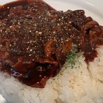 MARUZEN Cafe Nihonbashi ten - Premium Beef Hayashi Rice – Drizzled with sauce and generously sprinkled with black pepper before enjoying.
