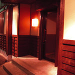 醸し家ダイニング - 入口の写真です。木の風合いを生かした暖かみの有る外観です。