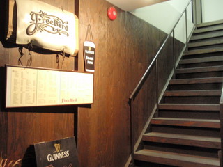 フリーバード - ★お店の入口。この階段を上がってください