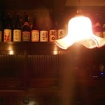 蔵の和Bar フクワウチ  - レトロでモダンな和を感じるお店：戦後に建てられた商家の蔵を改装している建物の「蔵の和Bar フクワウチ」。外壁の水切り瓦があり、土佐の歴史を感じさせる。味わい深い漆喰の壁や店主が好む年代物の家具や小道具があり、心和む和の空間の中で毎夜一期一会の出会いにより、店内は温かい空気に包まれる。 