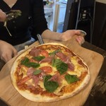 ごちそう酒場yasu - 生ハムとフルーツトマトのピザ