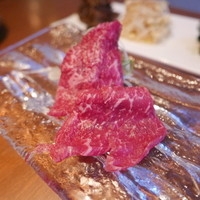 生粋 - 肩さんかくの肉刺しをたまり醤油で。