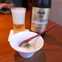 生粋 - 乾杯ビールとお通し。胡麻豆腐にホタテの餡をかけて。瓶ビールは680円。