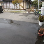 Sobadokoro Kimura - 店の裏の駐車場。                      27.2.23