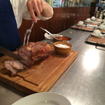 ビストロ グルマン - 茶美豚のローストポークを向かいのテーブルで切ってもらえます。