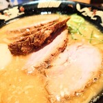 さっぽろラーメン 桑名 - 味が染みっしみの分厚い"チャーシュー"。