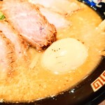 さっぽろラーメン 桑名 - "味噌"と"醤油"で二種類仕込まれている"味付け玉子"。