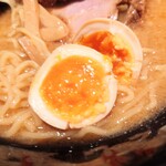 さっぽろラーメン 桑名 - 箸で割ると、オレンジ色の"黄身"とご対面。