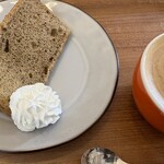 cafe shin - カフェラテと紅茶のシフォンケーキ。しっかり紅茶の香り。ふわふわ。