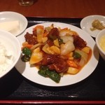 南国亭 - 熱々の酢豚定食は、甘酸っぱい系のお味でした。
