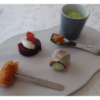 レストラン 花の木 - アミューズ・・天使の海老カダイフ巻・リンゴを鴨ハムで巻いた品・ビーツのクリームチーズのせ・
                空豆ピューレの野菜添え。