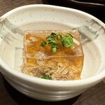 サントリーズガーデン 昊 - お通しの煮こごり