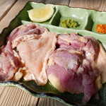 ろばたやき山ろく - 地鶏塩焼き。ゆずコショウでいただくとうまい！