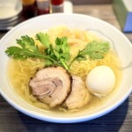 厚木本丸亭 - ワンタン、以前からこんな感じだったかな。
麺と食感が近いので、もう少し「とぅるん♪」としてもいいかも。
とはいえ、チャーシュー（バラ？）も塩玉子も美味しいし、なによりオリジナリティのある春菊が最高！