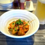 厚木本丸亭 - キムチをツマミにビールを飲んでいたら、ラーメンはゆっくりサーヴしてくださいました♪
ありがたい心遣い(^^)