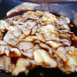 ろばたやき山ろく - 地鶏たれ焼きは二度漬けすると美味しい。