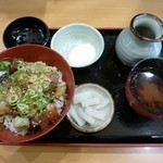 おはし処 源ぺい - 魚師丼(８９０円＋税)右上の容器が出汁