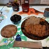 とんかつ・牛カツ 油屋 - 天板上の上肩ロースかつ定食
