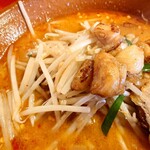 ベトコンラーメン 三條 - 具材は、シャキシャキモヤシと炒められたニラ
油で素揚げされたホクホクな
ニンニク6欠片がゴロッとあり、マイルドなニンニク感