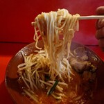 ベトコンラーメン 三條 - 麺は普通な食感だった

コチラの店のスープは、僕的には甘過ぎで
とても飲み干したいとは思えなかった

系列店でもこんなにも味わいの差があるんだな❗️