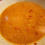 ベトコンラーメン 三條 - 辛さを大辛にし、選択出来るMAXにしてみたけれど

ピリ辛程度で唐辛子が使われている模様

この辛さのお陰で
このシッカリとした甘みにも少し意味が出てきている